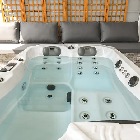 Luxurious Penthouse With Jacuzzi Apartment *